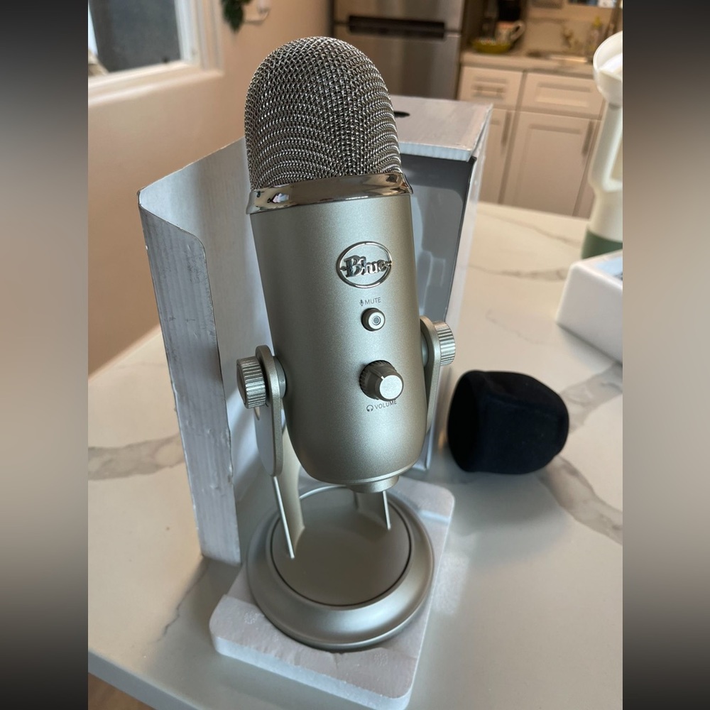 Blue Yeti USB Microphone - Gold